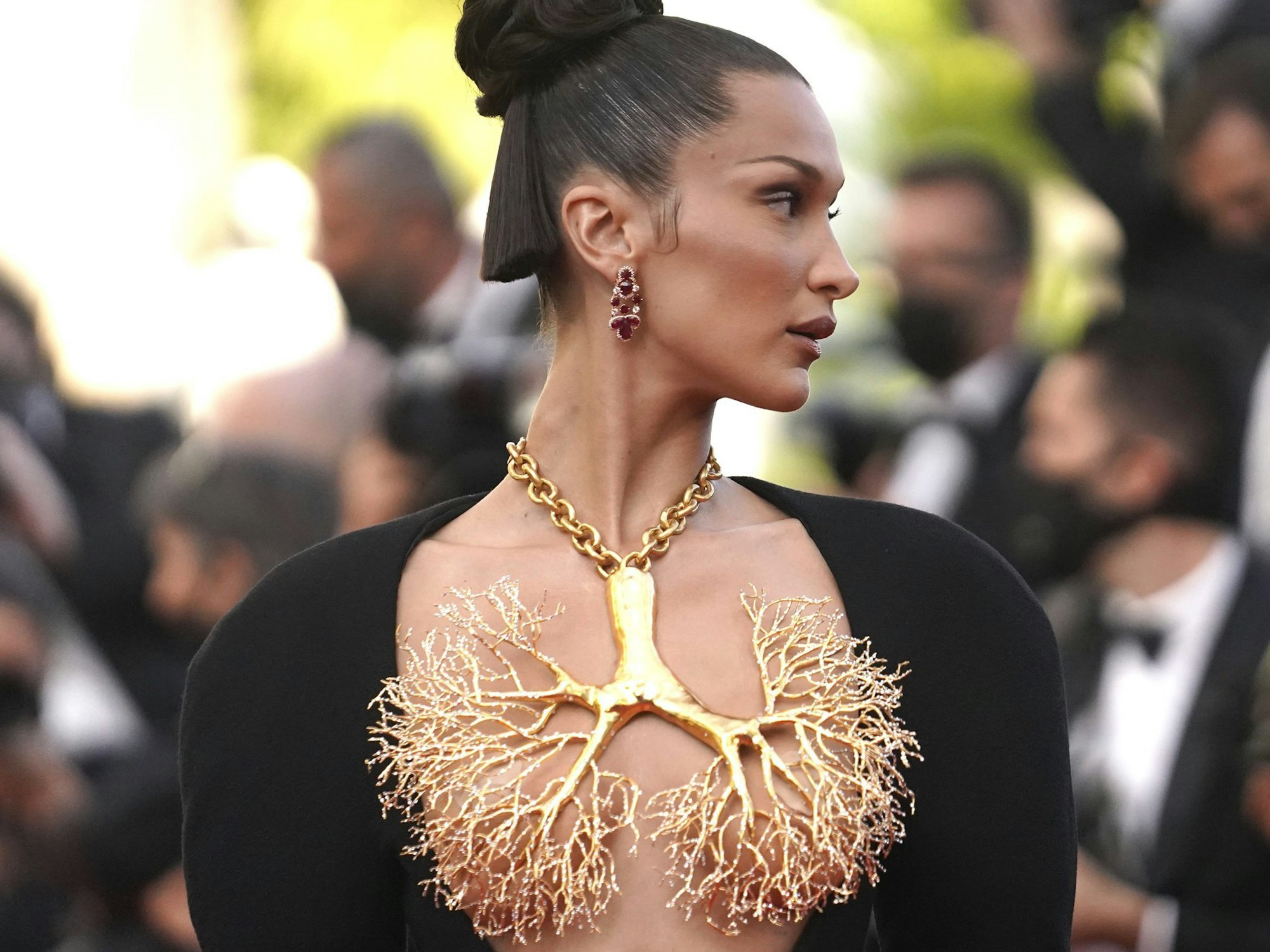 Bella Hadid posiert am 11. Juli vor Beginn des Filmes „Three Floors“ bei den 74. Internationalen Filmfestspielen von Cannes für die Fotografen.