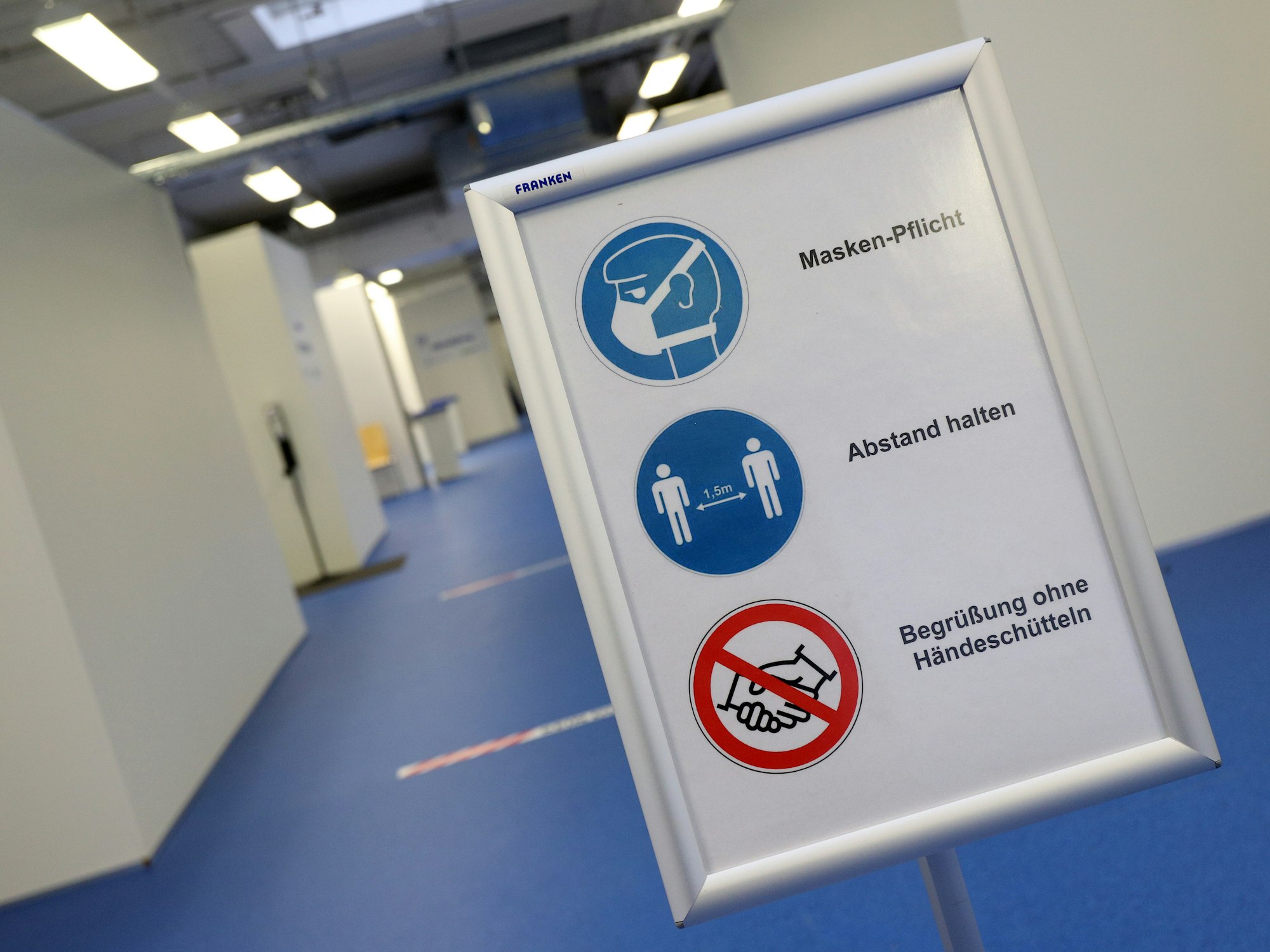 Aufgrund steigender Corona-Inzidenzen gelten ab Montag (26. Juli) wieder strengere Regeln in NRW (Symbolfoto).