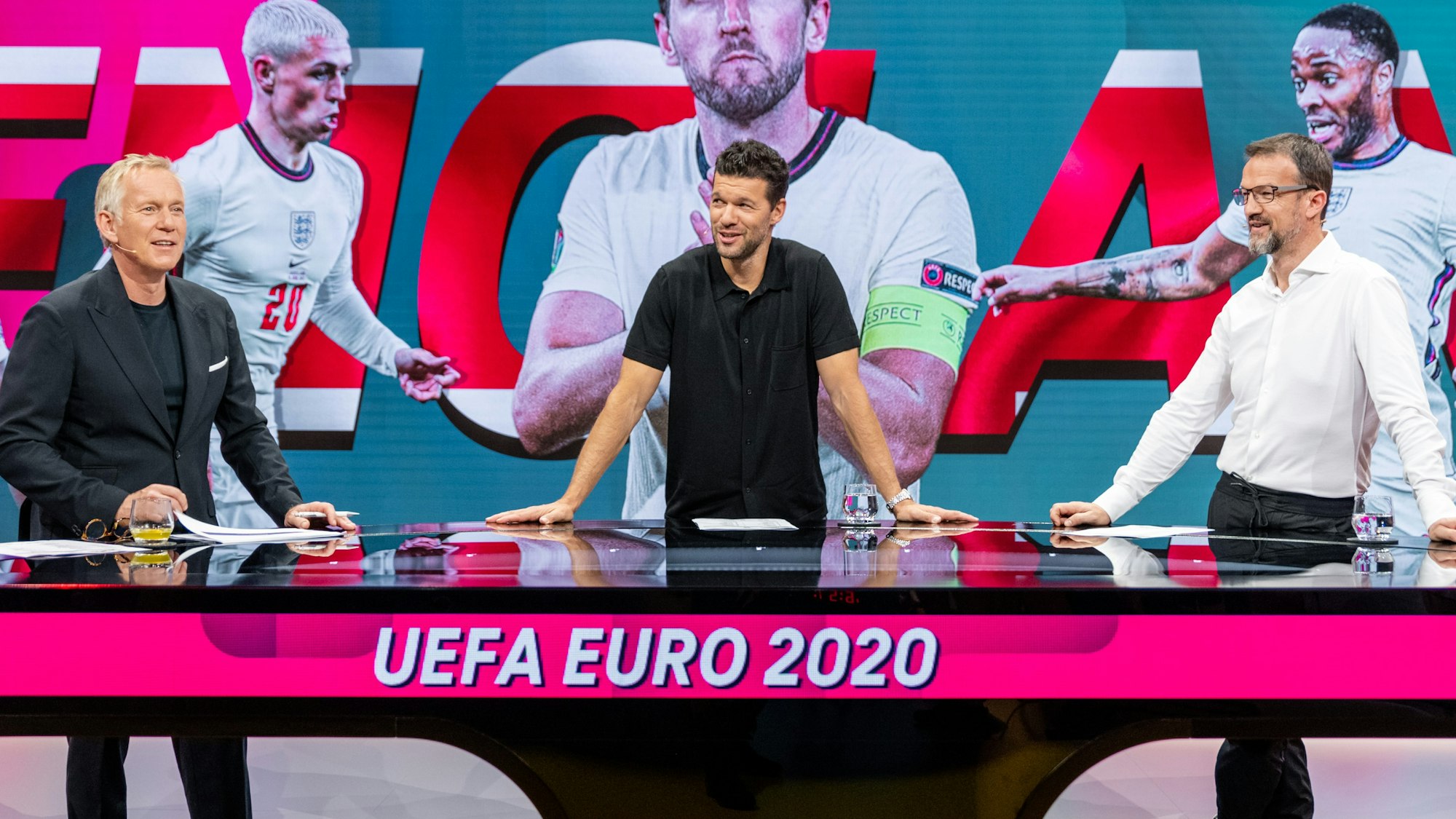 Johannes B Kerner, Michael Ballack, Fredi Bobic stehen bei einer EM-Übertragung im Studio von MagentaTV.
