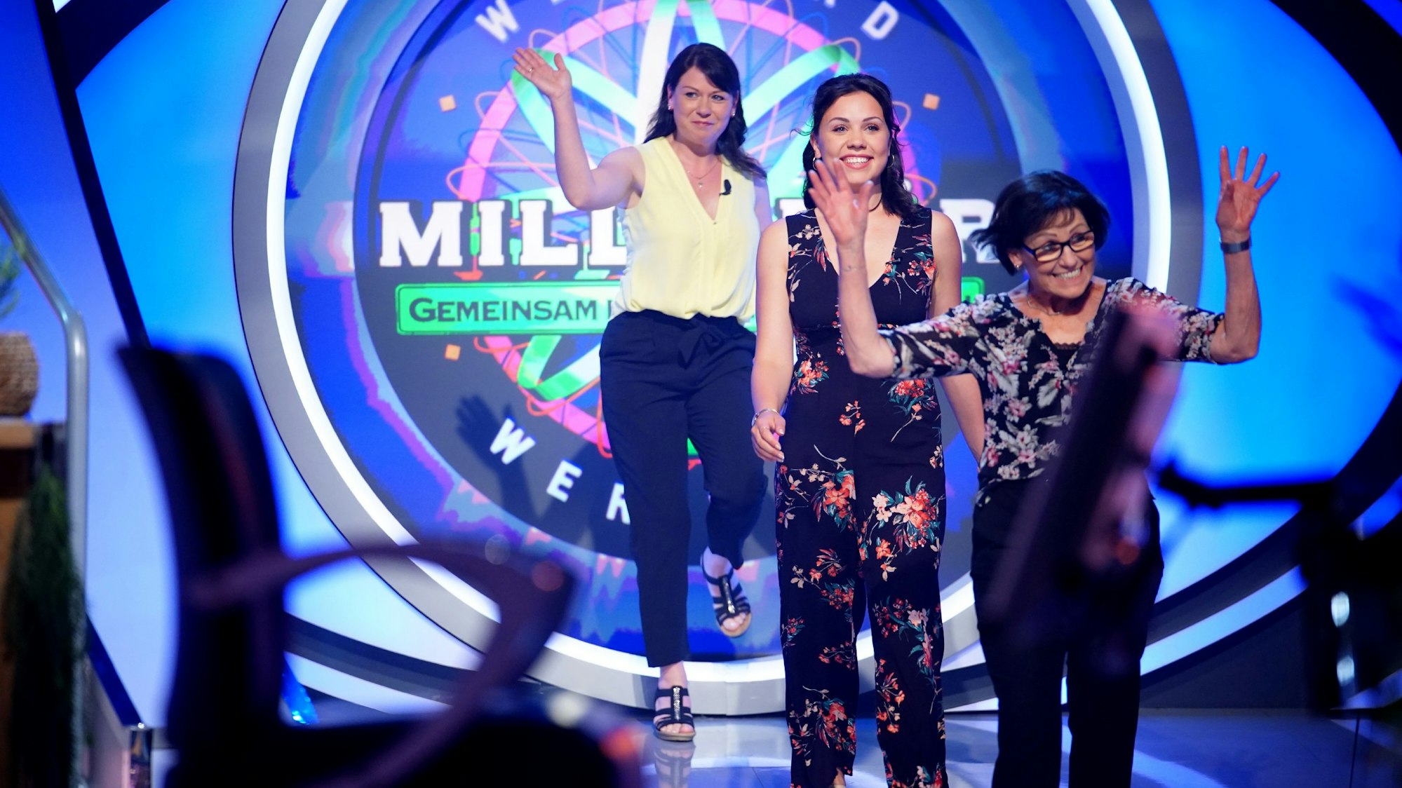Die Kandidatinnen Sabrina Angersbach, Lea Angersbach und Petra Walter (v.l.) beim "Gemeinsam holen wir die Million"-Special.