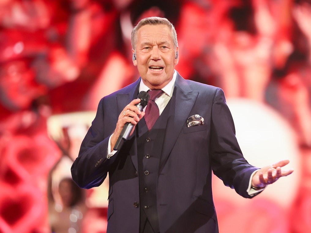 Der deutsche Sänger Roland Kaiser singt in seiner Show mit dem Titel "Liebe kann uns retten". Nach monatelanger Pandemie-Zwangspause gibt es wieder Konzerte. Das Motto in der Berliner Waldbühne lautet «Back to live». Den Auftakt macht am 03.09.2020 Schlagerstar Roland Kaiser. +++ dpa-Bildfunk +++