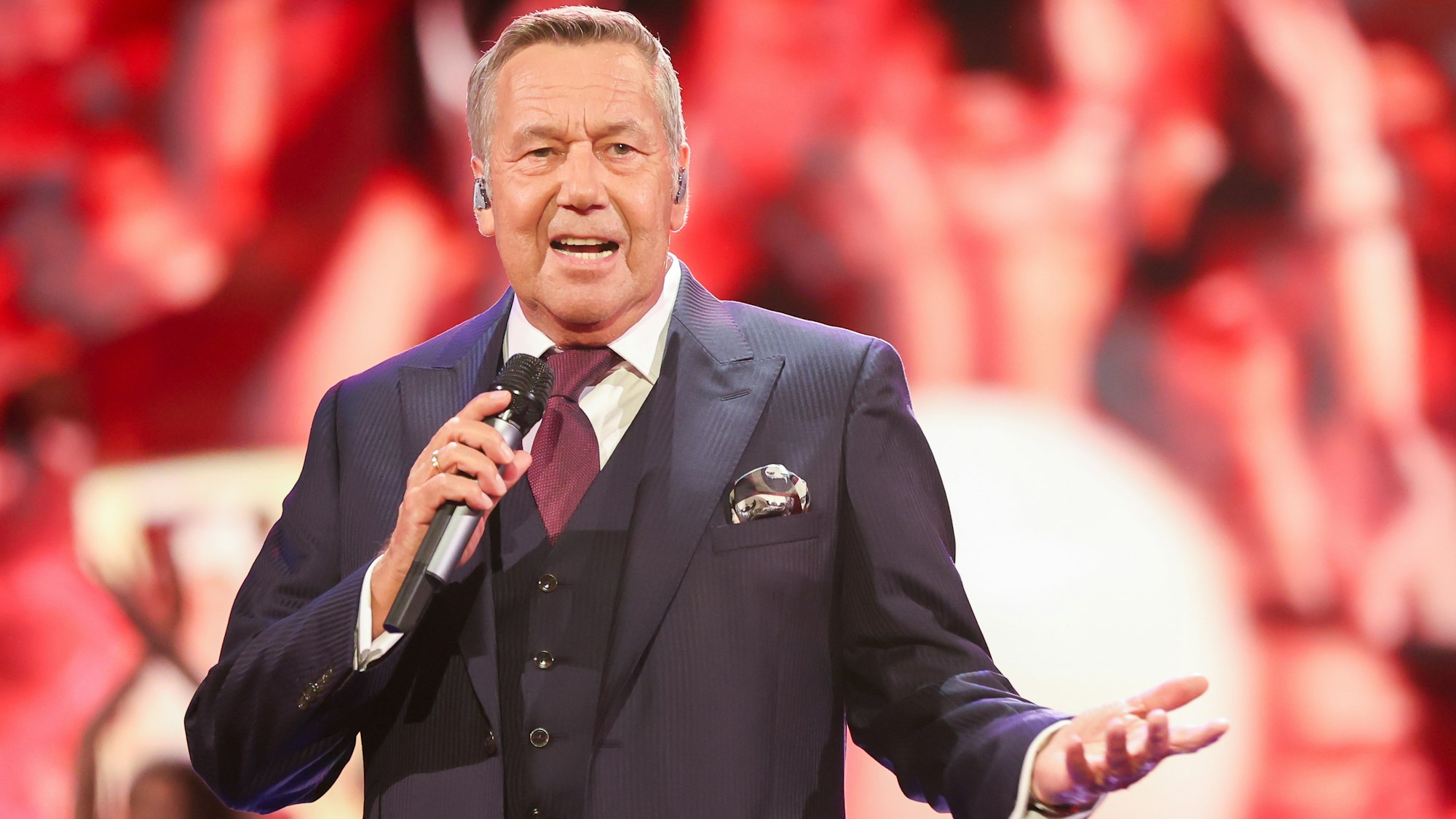 Der deutsche Sänger Roland Kaiser singt in seiner Show mit dem Titel "Liebe kann uns retten". Nach monatelanger Pandemie-Zwangspause gibt es wieder Konzerte. Das Motto in der Berliner Waldbühne lautet «Back to live». Den Auftakt macht am 03.09.2020 Schlagerstar Roland Kaiser. +++ dpa-Bildfunk +++