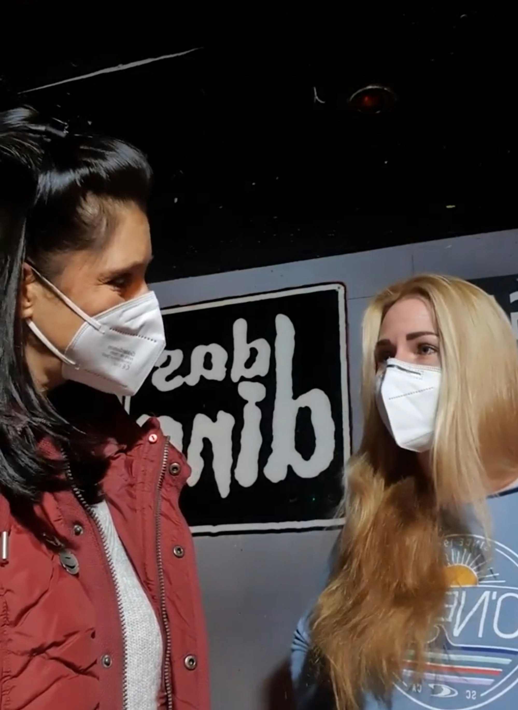 Die Kölner Club-Chefin Claudia Wecker tauscht sich mit ihrer Branchen-Kollegin Julia Pitz aus.