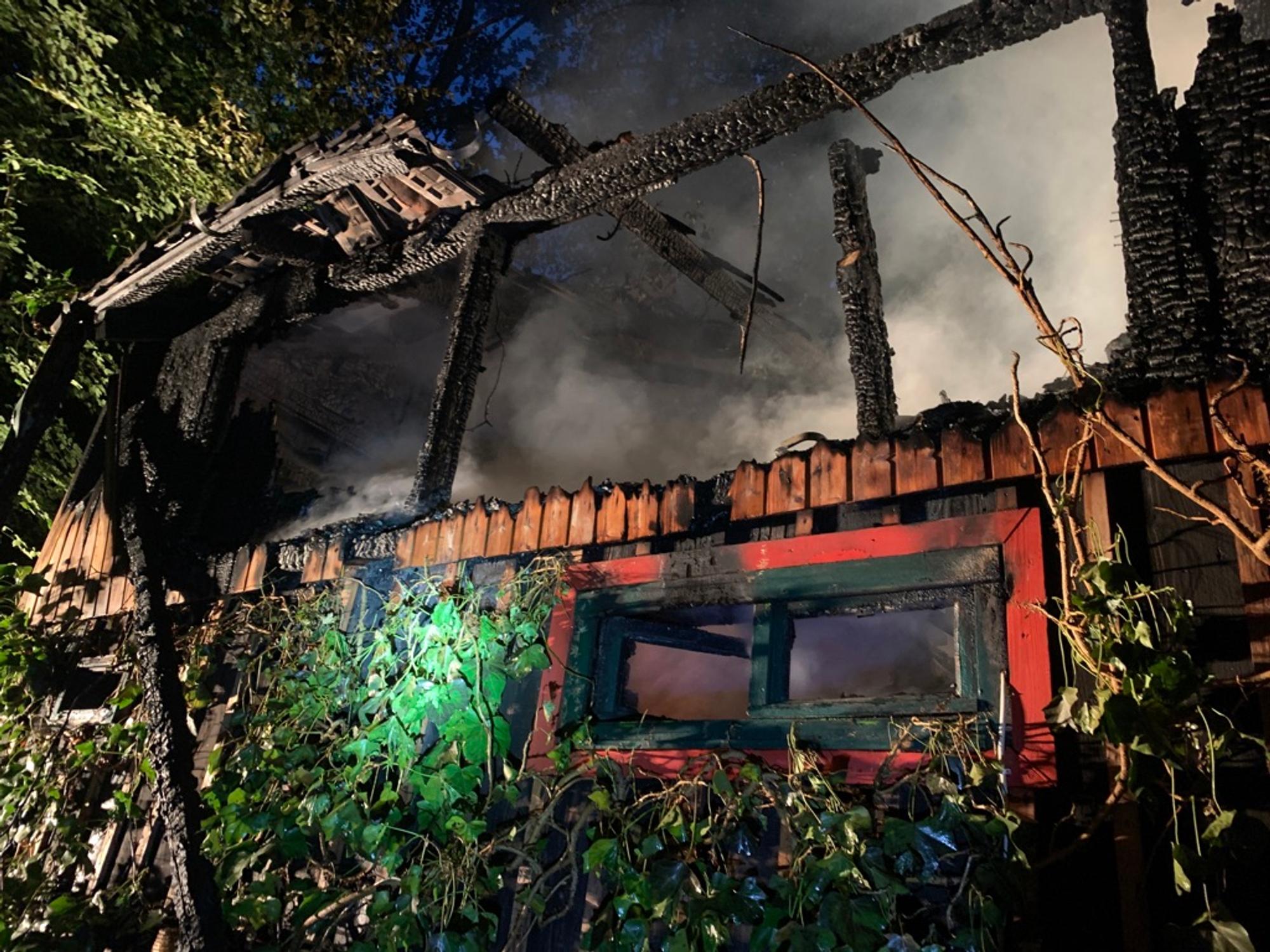 Die verkohlte Ruine des Waldhauses in Velbert. Das Haus brannte bis auf die Grundbauern nieder.