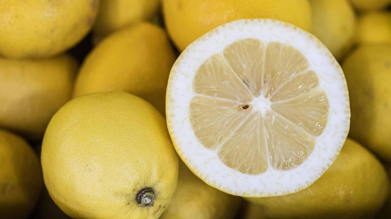 Mit Hilfe von Zitrusfrüchten lässt sich ein Allzweckreiniger ganz einfach selbst herstellen. Foto: picture alliance/dpa