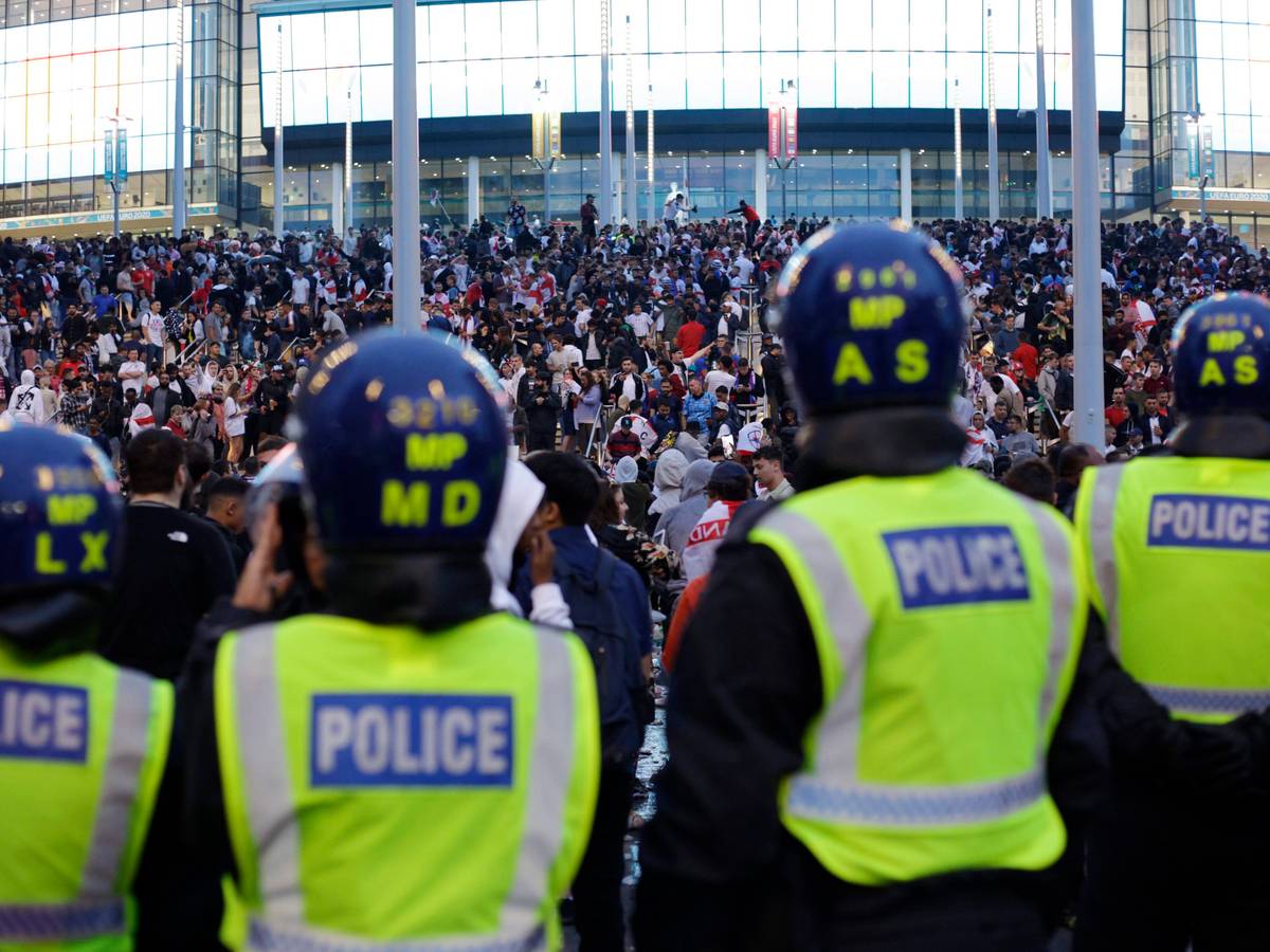 Polizisten beobachten die Fans vor dem Wembley-Stadion.