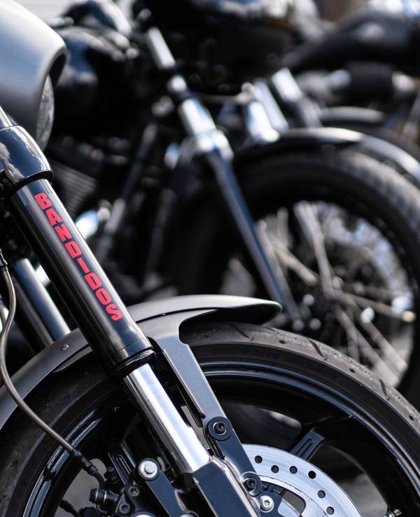 Der Schriftzug Bandidos MC ist auf einem beschlagnahmten Motorrad zu lesen.