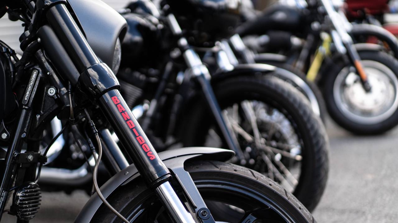 Der Schriftzug Bandidos MC ist auf einem beschlagnahmten Motorrad zu lesen.