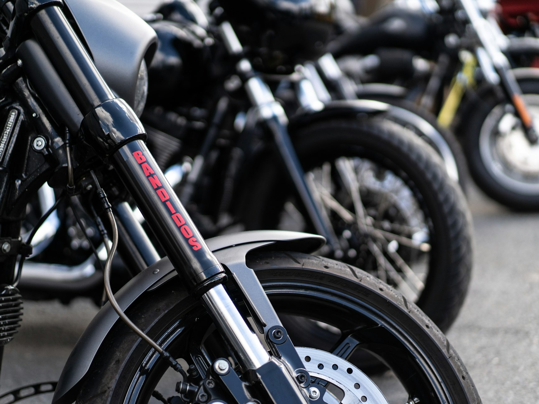 Der Schriftzug Bandidos MC ist auf einem beschlagnahmten Motorrad zu lesen.