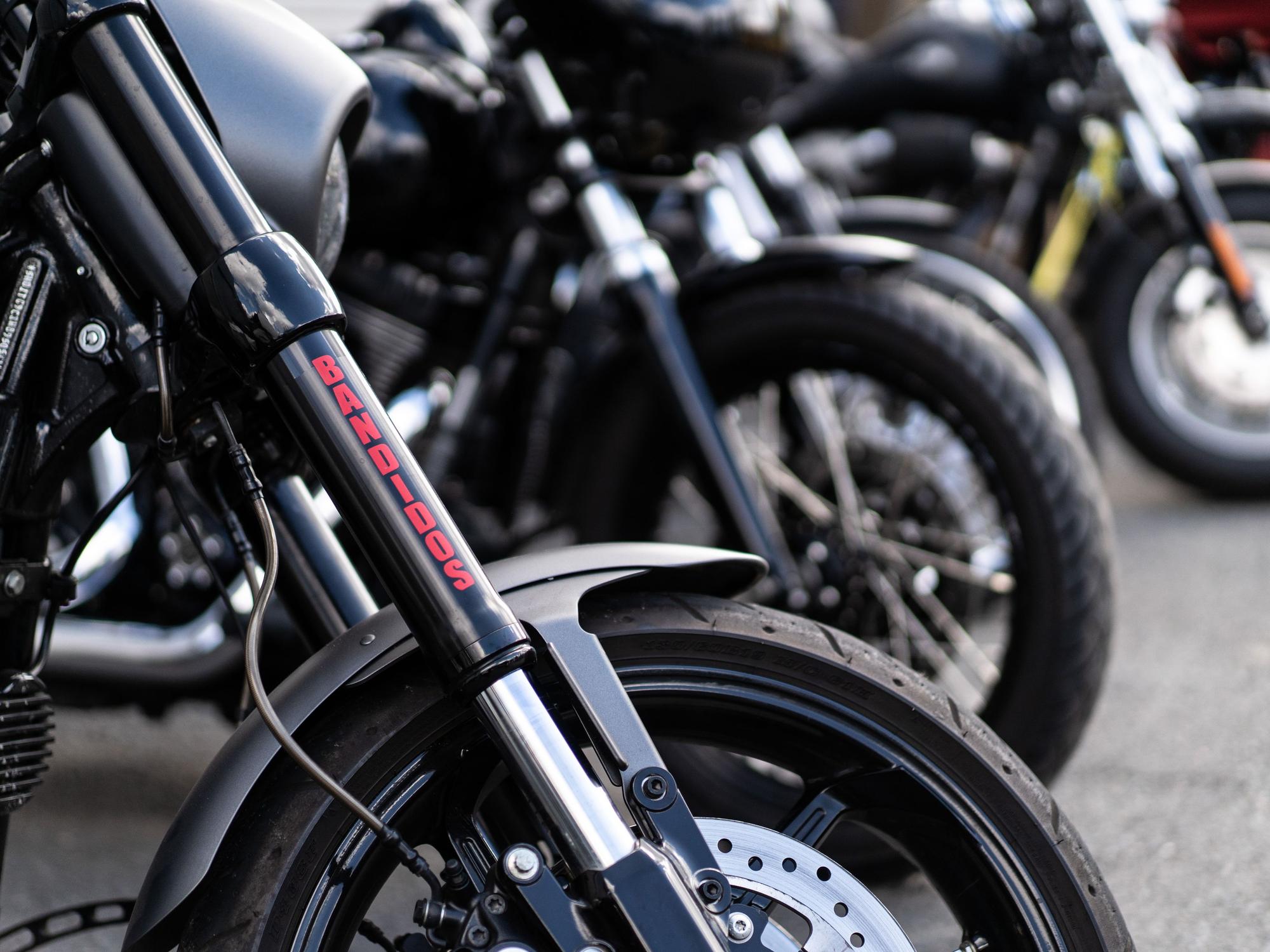 Der Schriftzug Bandidos MC ist auf einem beschlagnahmten Motorrad zu lesen.