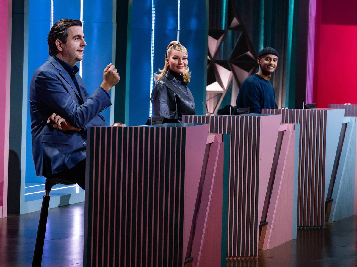 Shirin David (Mitte) sitzt an einem Ratepult neben Bastian Pastewka (links) und Teddy Teclebrhan in der ProSieben-Show: Die Rapperin blamierte sich reichlich bei „Wer stiehlt mir die Show?“.