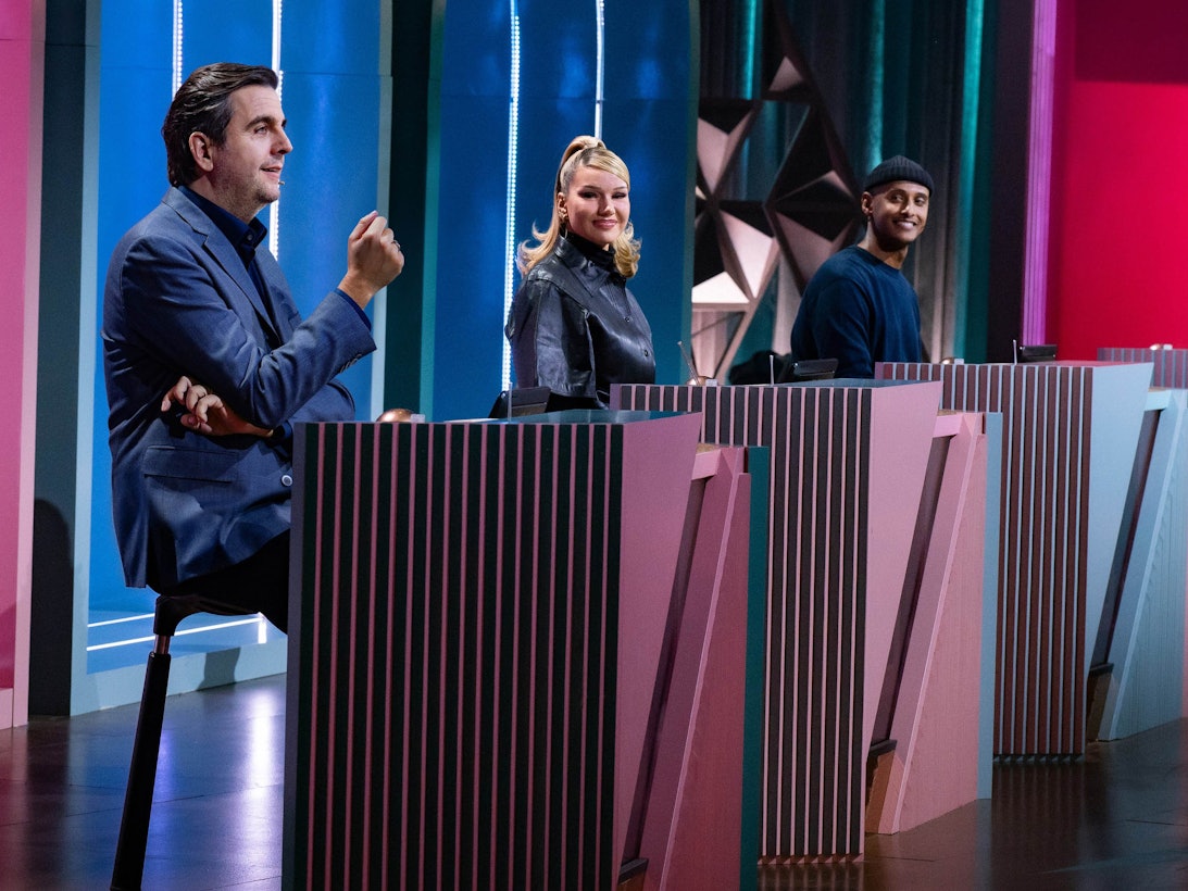 Shirin David (Mitte) sitzt an einem Ratepult neben Bastian Pastewka (links) und Teddy Teclebrhan in der ProSieben-Show: Die Rapperin blamierte sich reichlich bei „Wer stiehlt mir die Show?“.