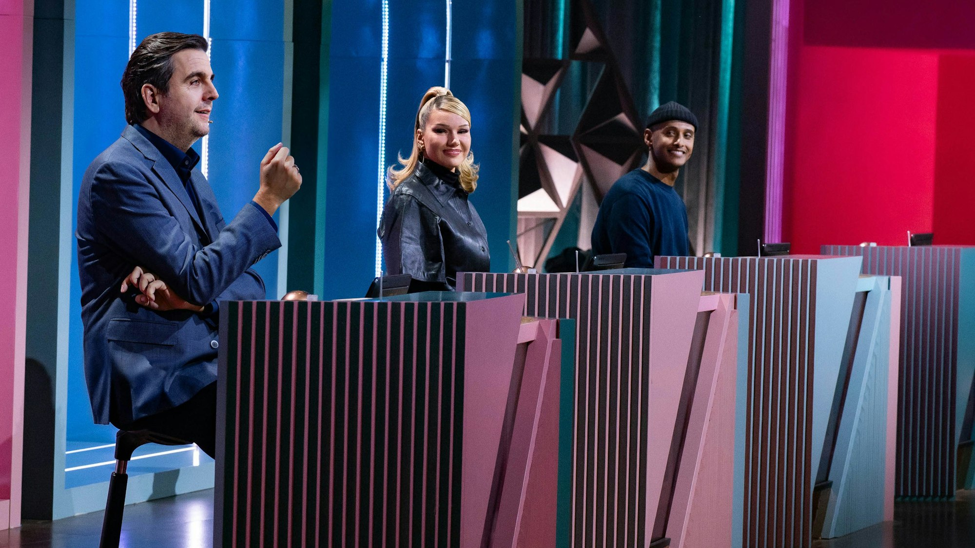 Shirin David (Mitte) sitzt an einem Ratepult neben Bastian Pastewka (links) und Teddy Teclebrhan in der ProSieben-Show: Die Rapperin blamierte sich reichlich bei „Wer stiehlt mir die Show?“.