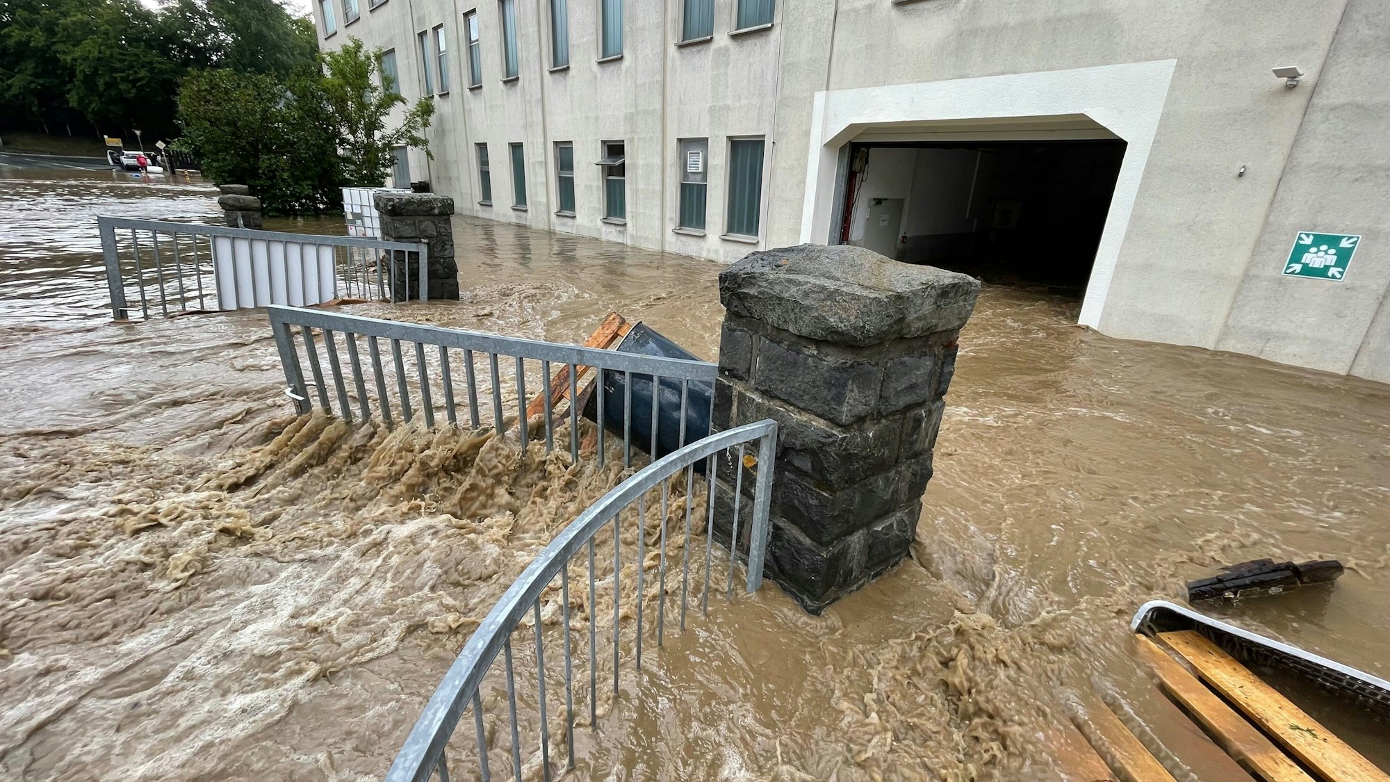 Deutschlandweit sorgt der Starkregen für vollgelaufene Keller, wie hier in Seblitz (Bayern). Die Straße wurde zu einem reißenden Fluß, der an einer Hauswand vorbeifließt