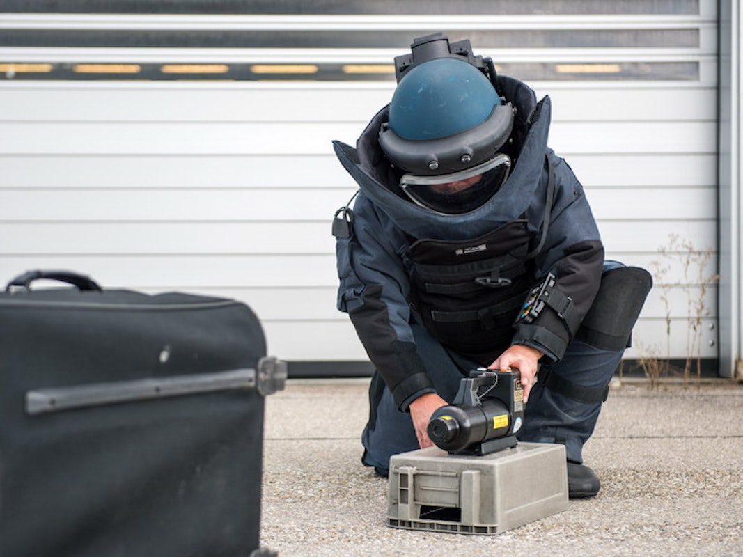Ein Entschärfer der Bundespolizei überprüft einen Koffer.