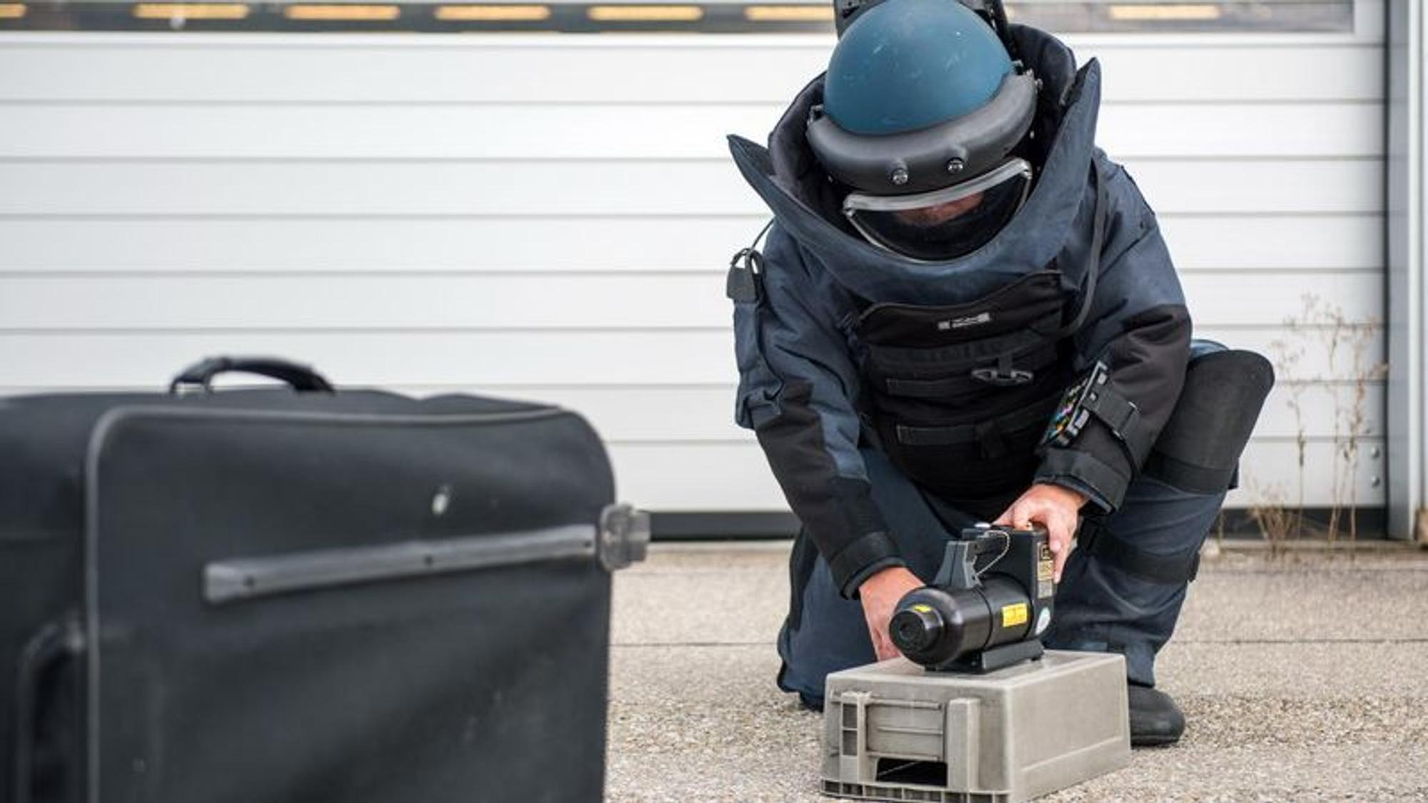 Ein Entschärfer der Bundespolizei überprüft einen Koffer.