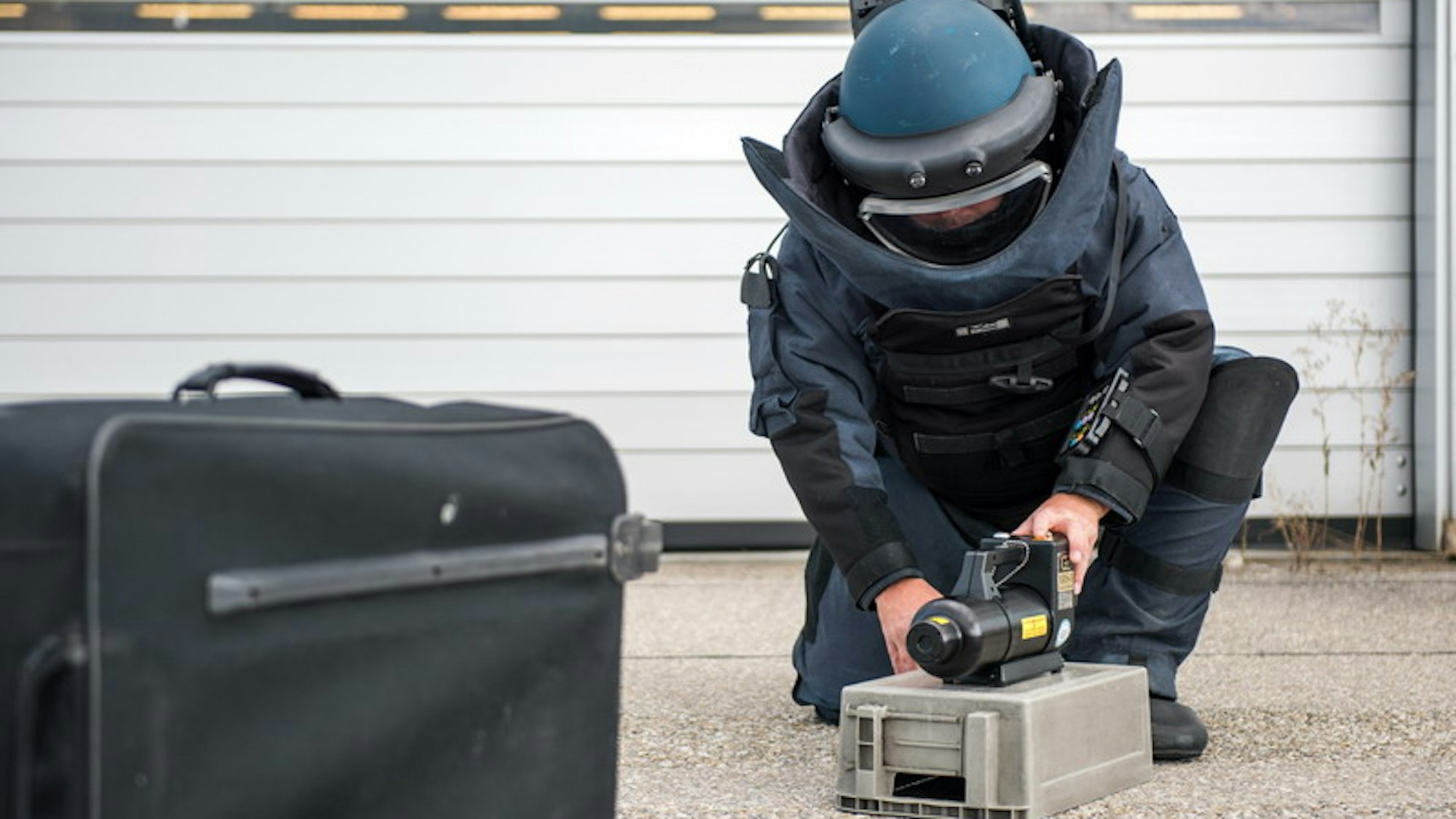 Ein Entschärfer der Bundespolizei überprüft einen Koffer.