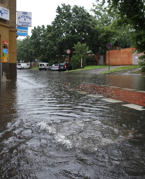 An der Ecke Subbelrather Straße und Teichstraße steht das Wasser auf der Straße und läuft in die Keller.