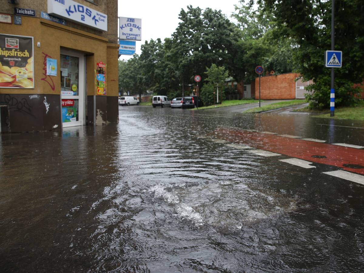 An der Ecke Subbelrather Straße und Teichstraße steht das Wasser auf der Straße und läuft in die Keller.