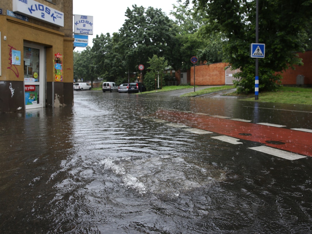 An der Ecke Subbelrather Straße und Teichstraße steht das Wasser auf der Straße und läuft in die Keller.