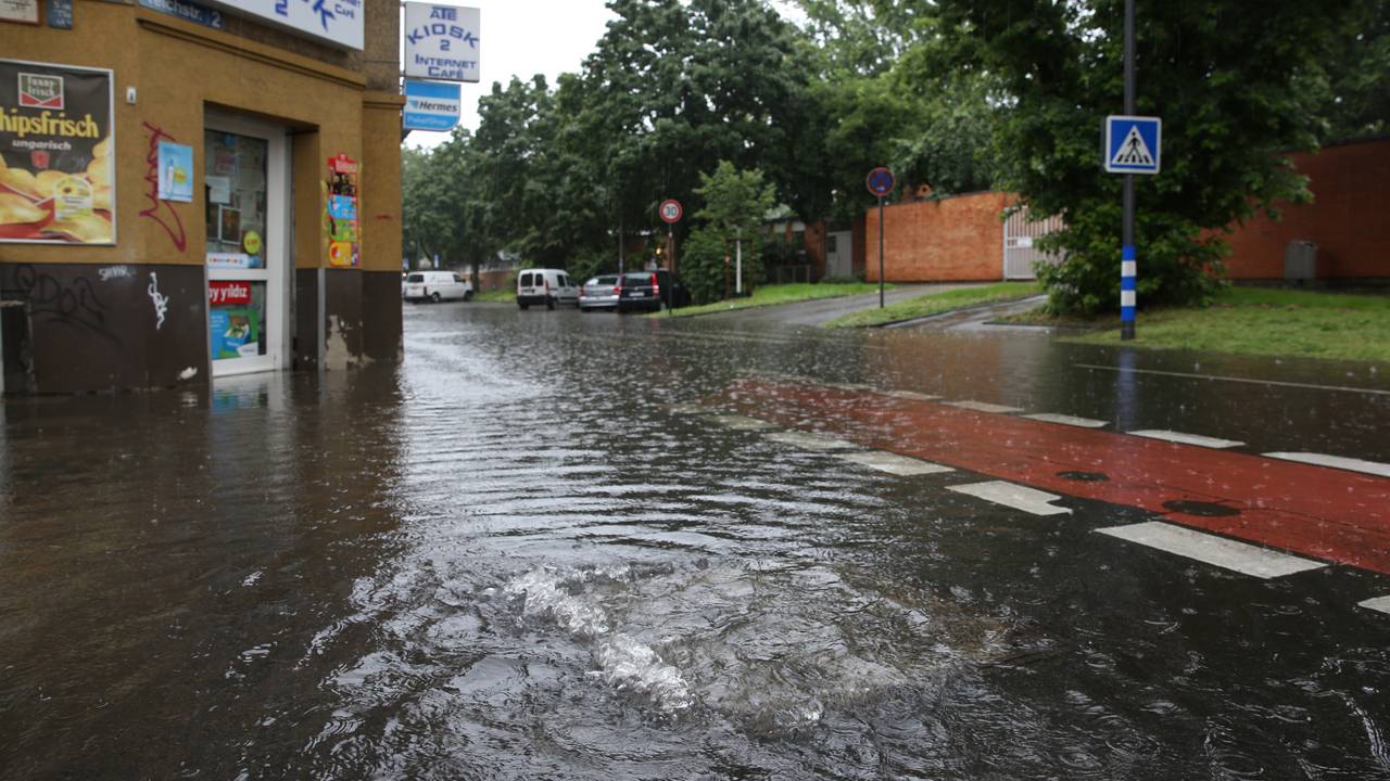 An der Ecke Subbelrather Straße und Teichstraße steht das Wasser auf der Straße und läuft in die Keller.