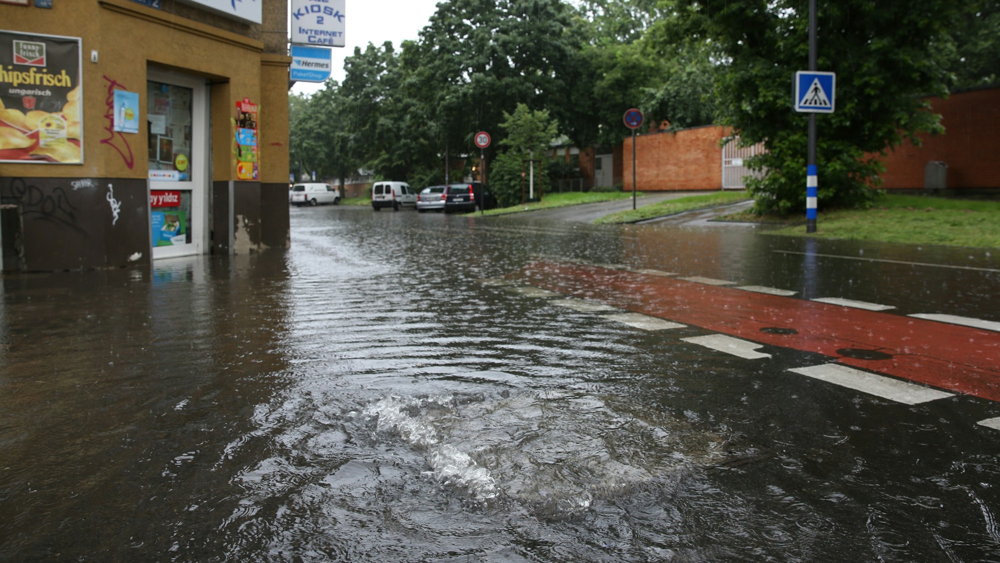 An der Ecke Subbelrather Straße und Teichstraße steht das Wasser auf der Straße und läuft in die Keller.