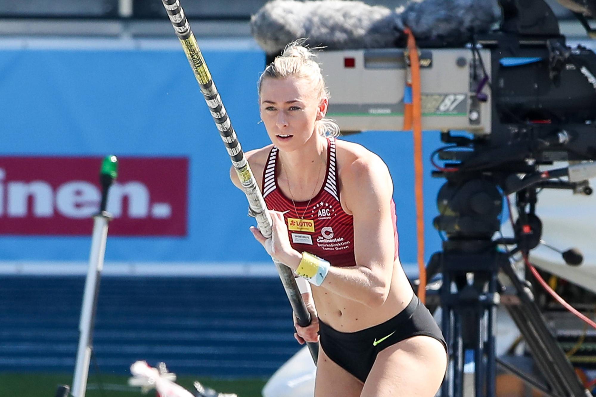 Lisa Ryzih kurz vor einem Sprung