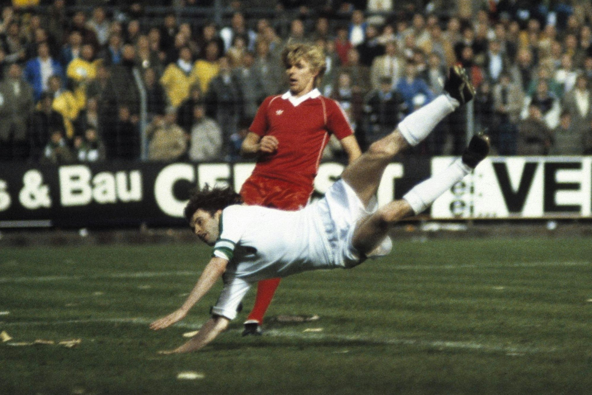 Christian Kulik köpft gegen Eintracht Frankfurt den 3:2-Siegtreffer im UEFA-Cup 1980.