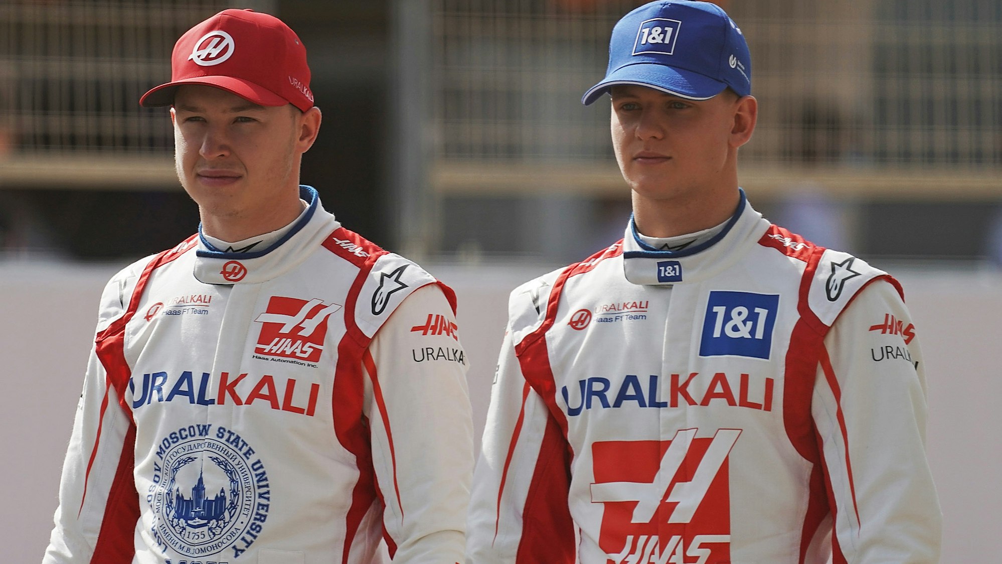 Mick Schumacher (r.) und Nikita Mazepin gehen in Sakhir gemeinsam über die Rennstrecke.
