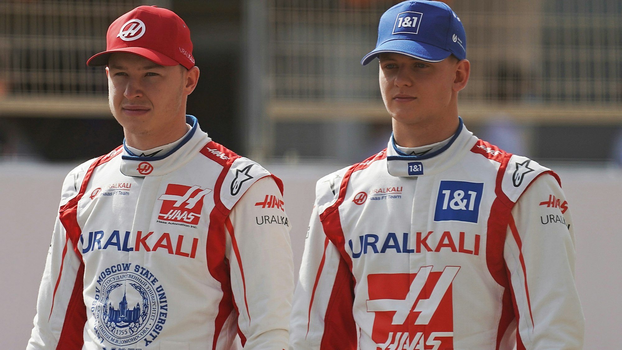 Mick Schumacher (r.) und Nikita Mazepin gehen in Sakhir gemeinsam über die Rennstrecke.