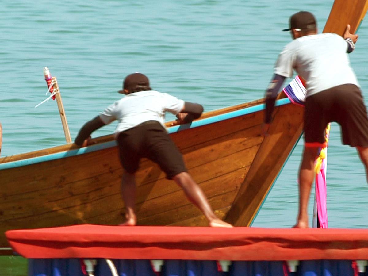Gina-Lisa Lohfink erreicht in einem Boot den Strand