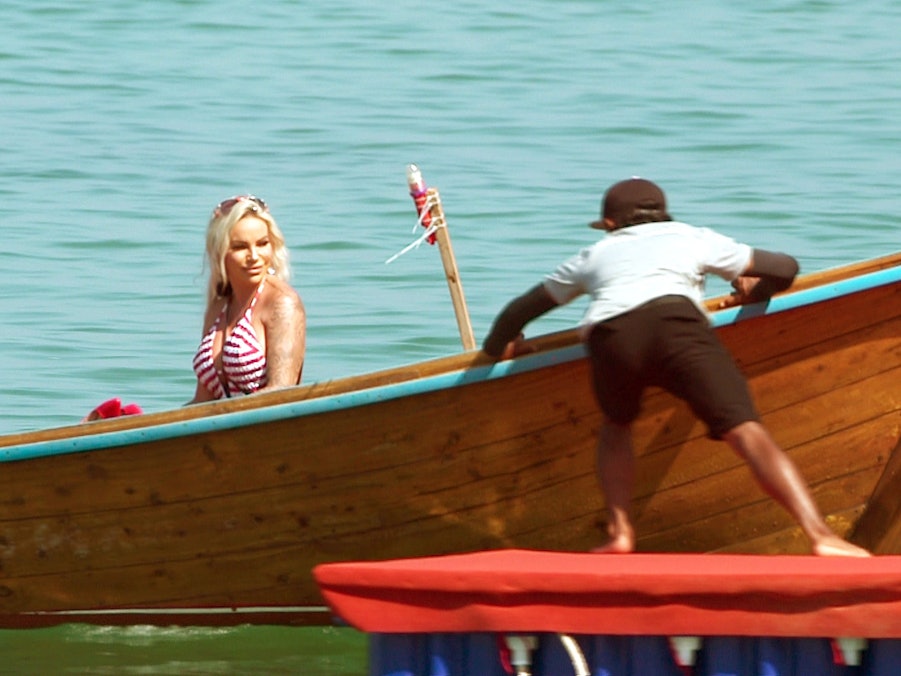 Gina-Lisa Lohfink erreicht in einem Boot den Strand