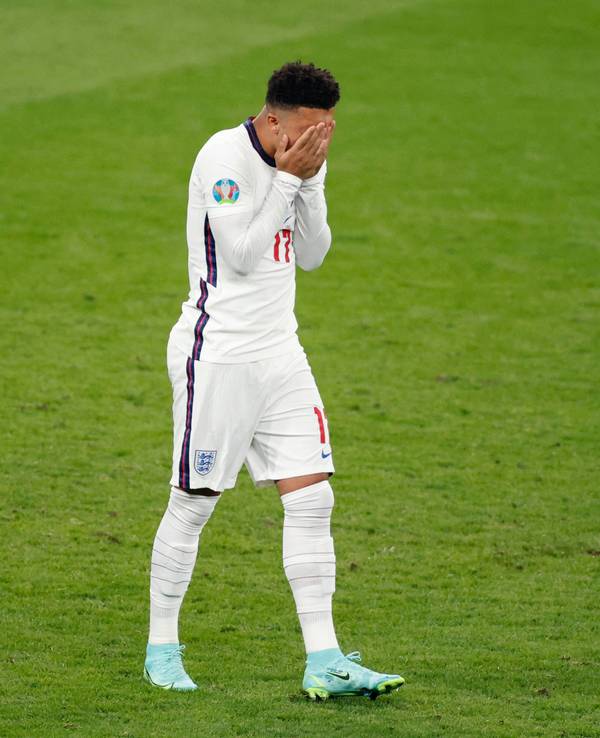 Jadon Sancho hält sich nach seinem verschossenen Elfmeter im EM-Finale zwischen England und Italien am 11. Juli die Hände vors Gesicht.