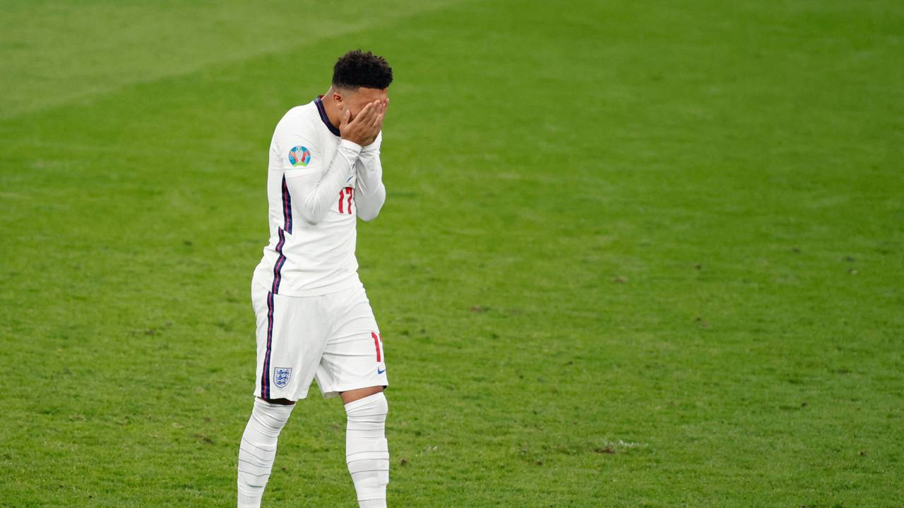 Jadon Sancho hält sich nach seinem verschossenen Elfmeter im EM-Finale zwischen England und Italien am 11. Juli die Hände vors Gesicht.