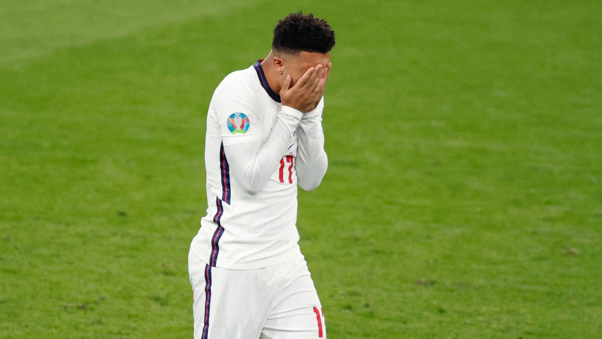 Jadon Sancho hält sich nach seinem verschossenen Elfmeter im EM-Finale zwischen England und Italien am 11. Juli die Hände vors Gesicht.