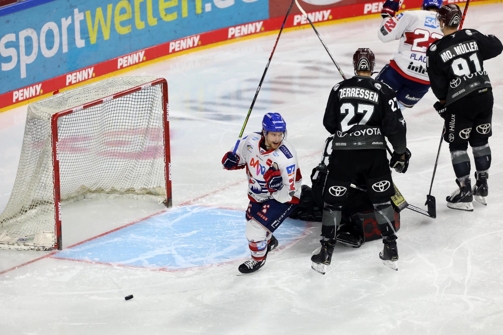Pascal Zerressen und Moritz Müller hadern nach einem Gegentor der Kölner Haie.