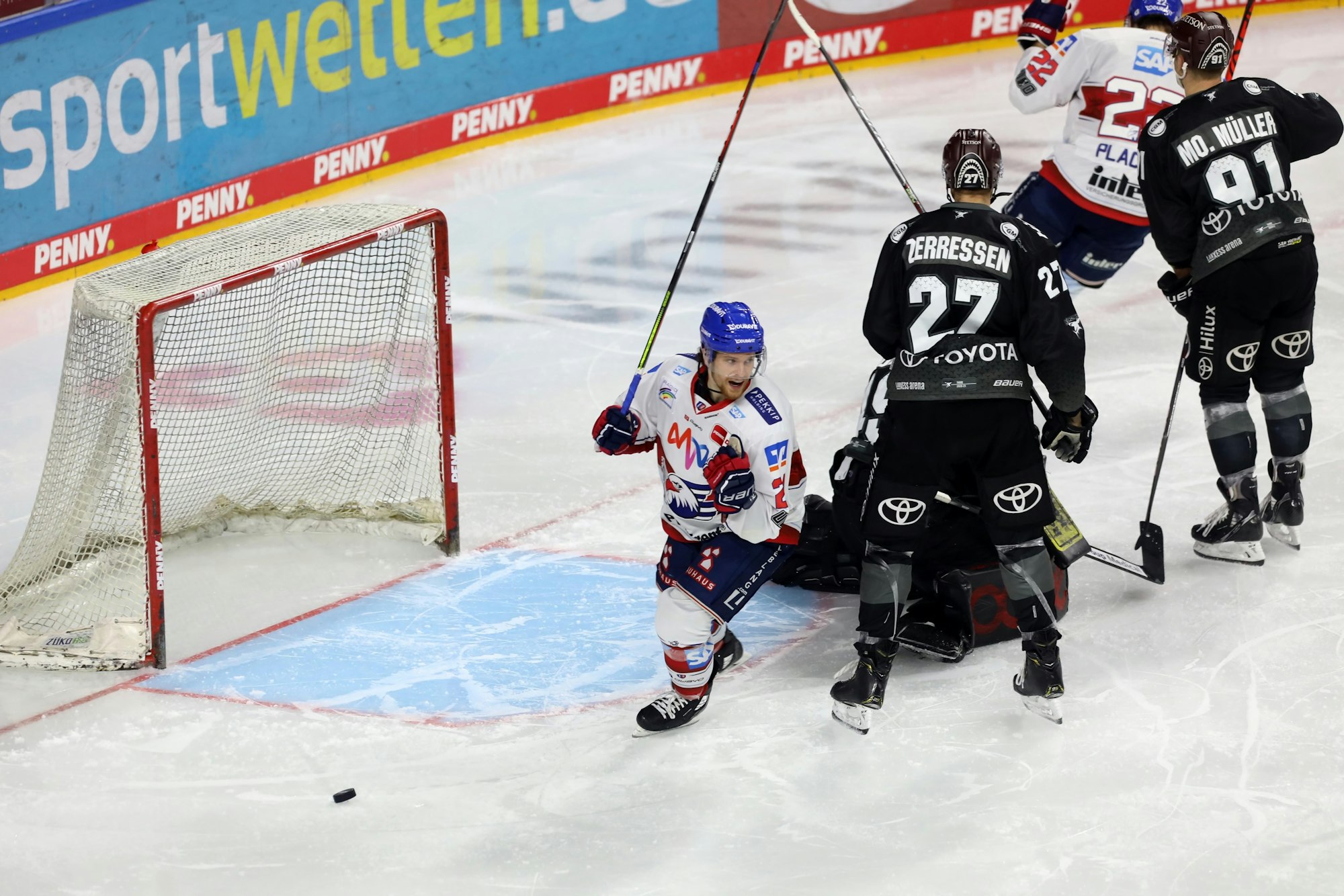 Pascal Zerressen und Moritz Müller hadern nach einem Gegentor der Kölner Haie.