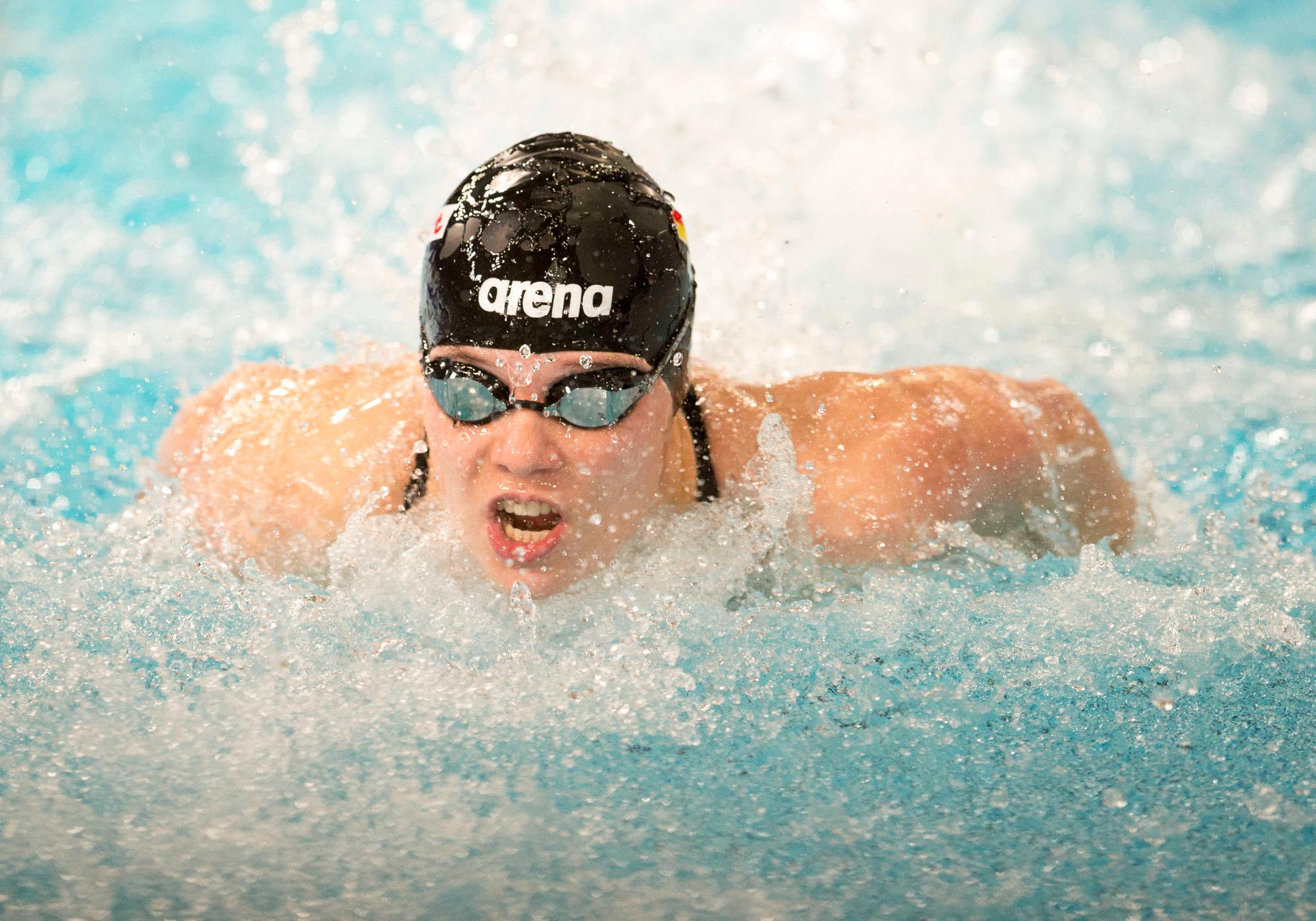 Schwimmerin Marie Pietruschka in Aktion