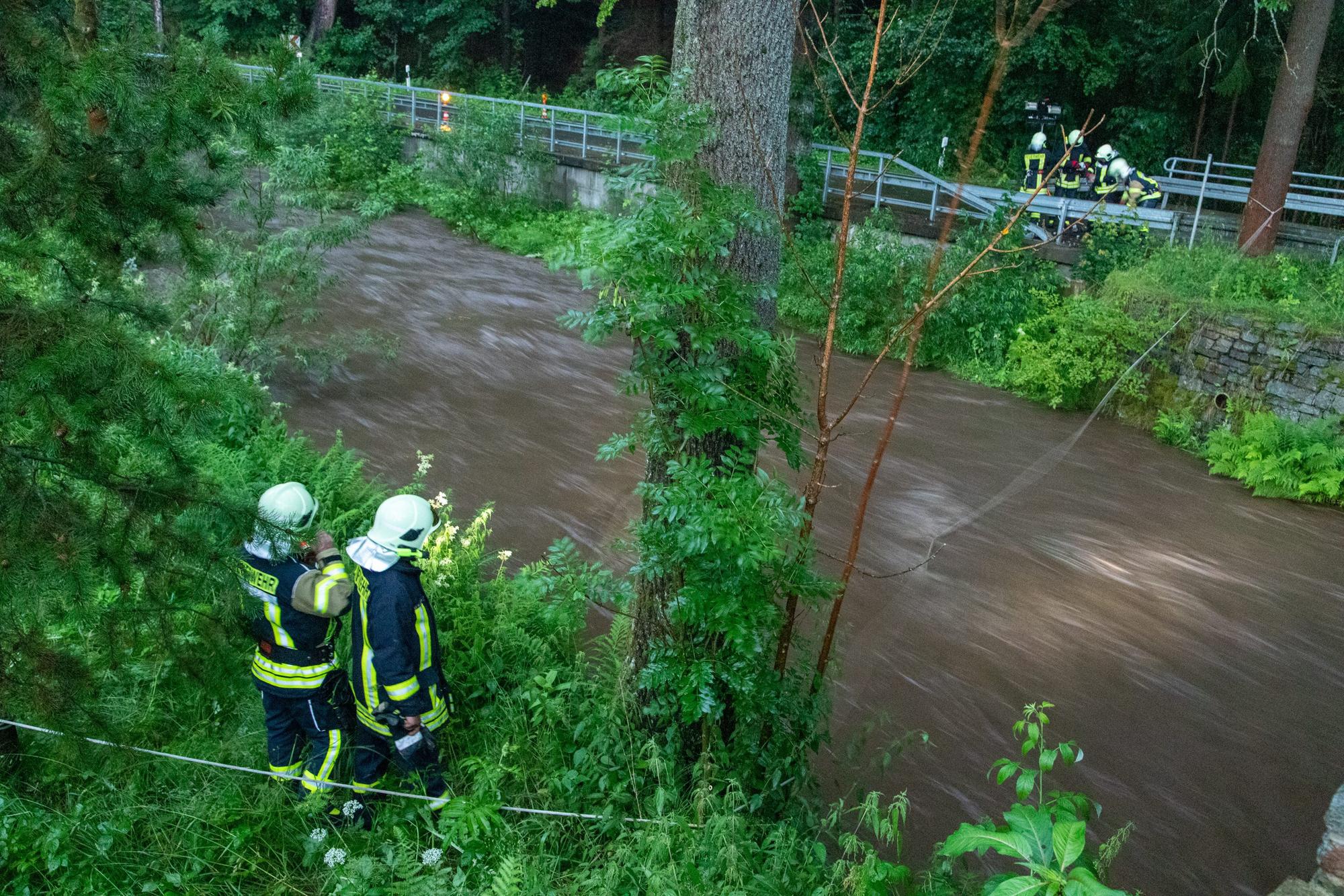 Schweres Unwetter auch in Sachsen: Feuerwehrleute suchen am Steinbach nach einer vermissten Person. Eine Sturzflut hatte bei einem Unwetter im sächsischen Jöhstadt (Erzgebirgskreis) einen Menschen mit sich gerissen.