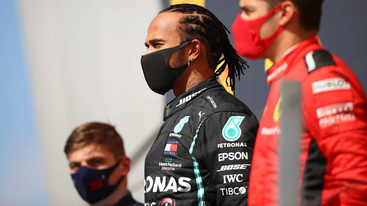 Mercedes-Pilot Lewis Hamilton steht mit Max Verstappen und Charles Leclerc nach dem Großen Preis von Großbritannien 2020 in Silverstone auf dem Siegerpodest.