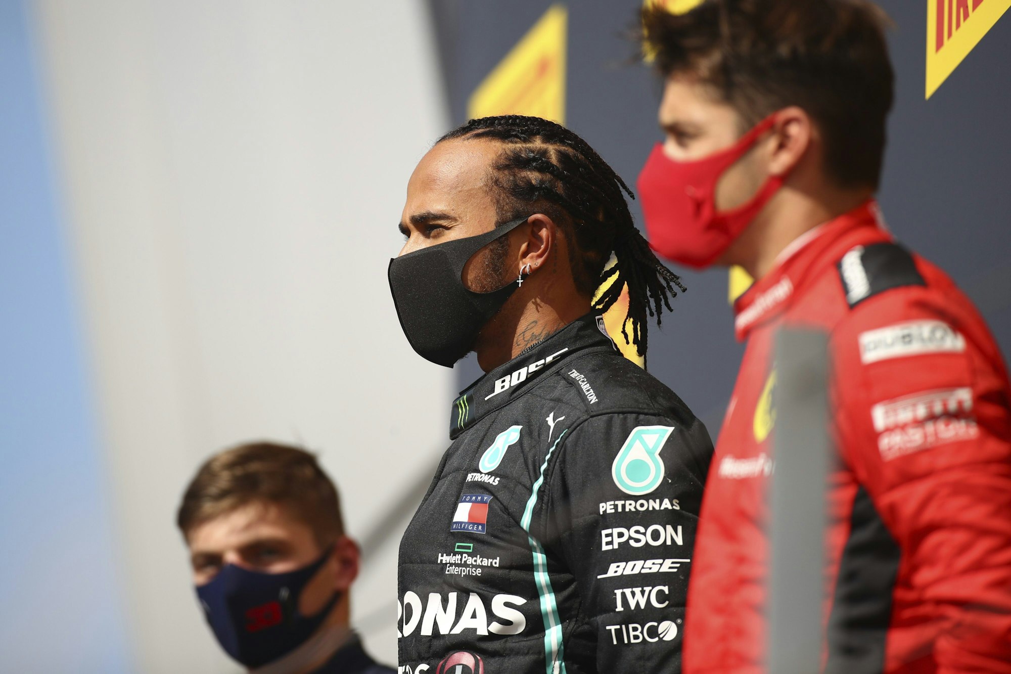 Mercedes-Pilot Lewis Hamilton steht mit Max Verstappen und Charles Leclerc nach dem Großen Preis von Großbritannien 2020 in Silverstone auf dem Siegerpodest.