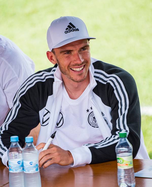 Robin Gosens lacht bei einer Autogrammstunde der deutschen Nationalmannschaft in deren EM-Unterkunft auf dem Adidas-Campus in Herzogenaurach.