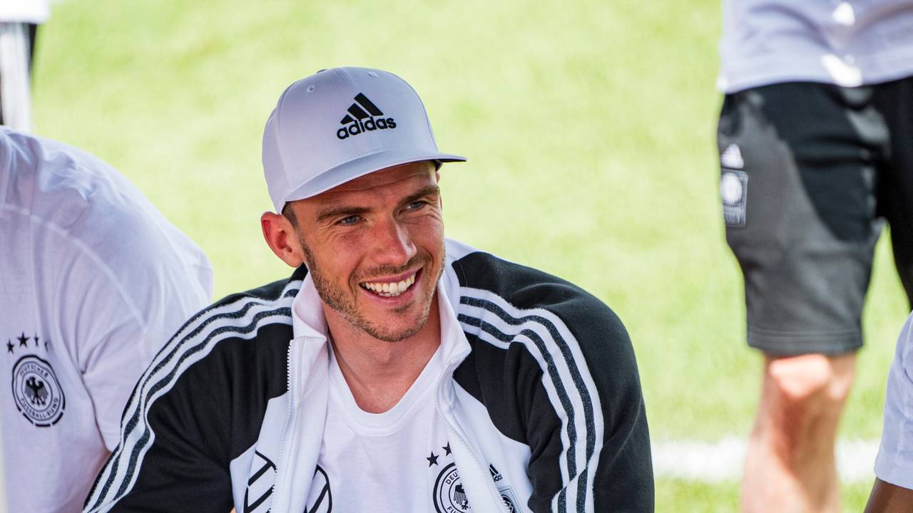 Robin Gosens lacht bei einer Autogrammstunde der deutschen Nationalmannschaft in deren EM-Unterkunft auf dem Adidas-Campus in Herzogenaurach.