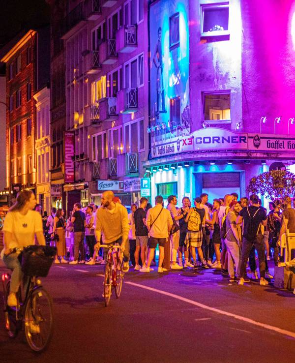 Vor der Bar X3 Corner in der Schaafenstraße stehen zahlreiche Party-Gäste.