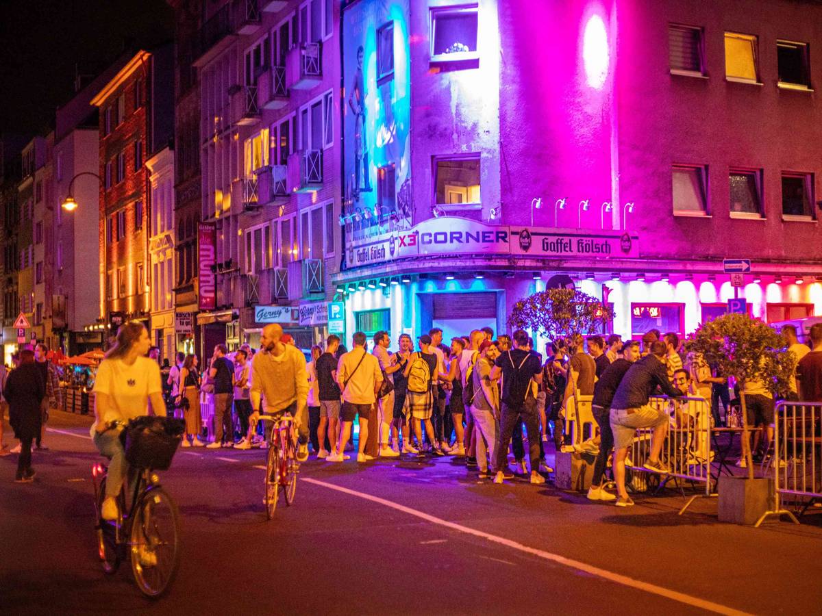 Vor der Bar X3 Corner an der Schaafenstraße stehen zahlreiche Party-Gäste.