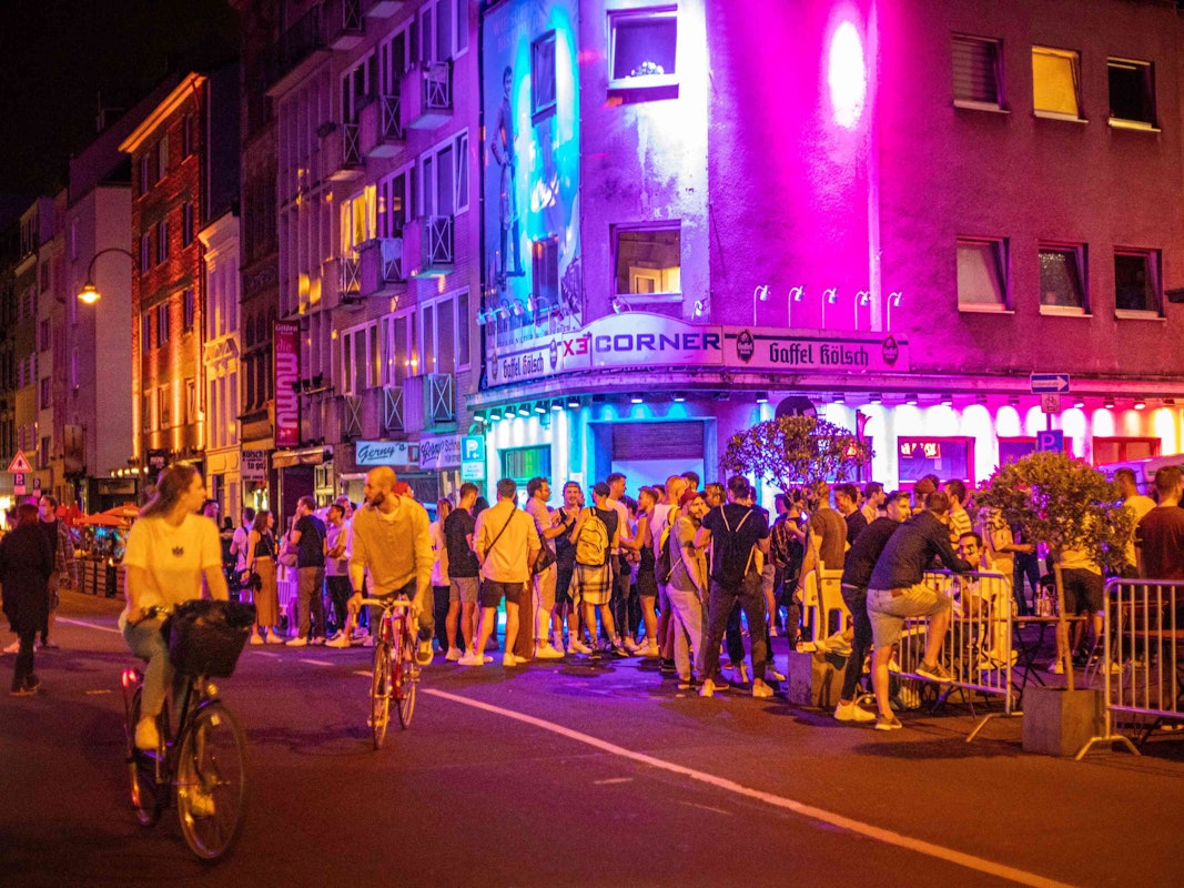 Vor der Bar X3 Corner an der Schaafenstraße stehen zahlreiche Party-Gäste.