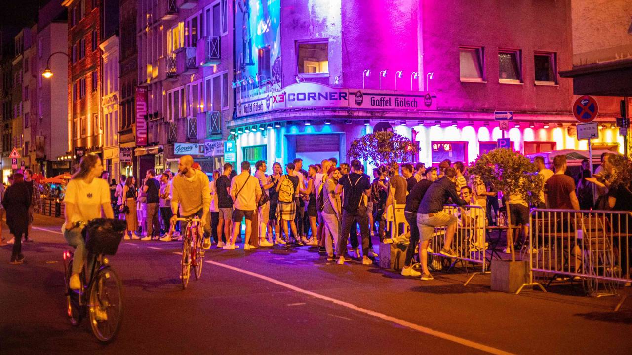 Vor der Bar X3 Corner in der Schaafenstraße stehen zahlreiche Party-Gäste.