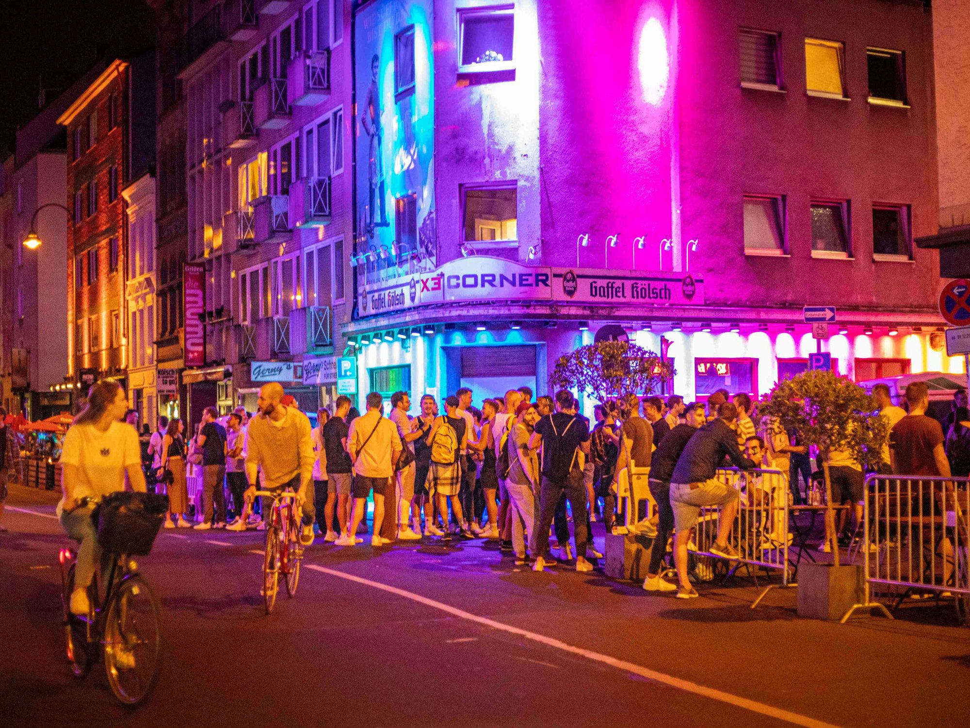 Vor der Bar X3 Corner in der Schaafenstraße stehen zahlreiche Party-Gäste.