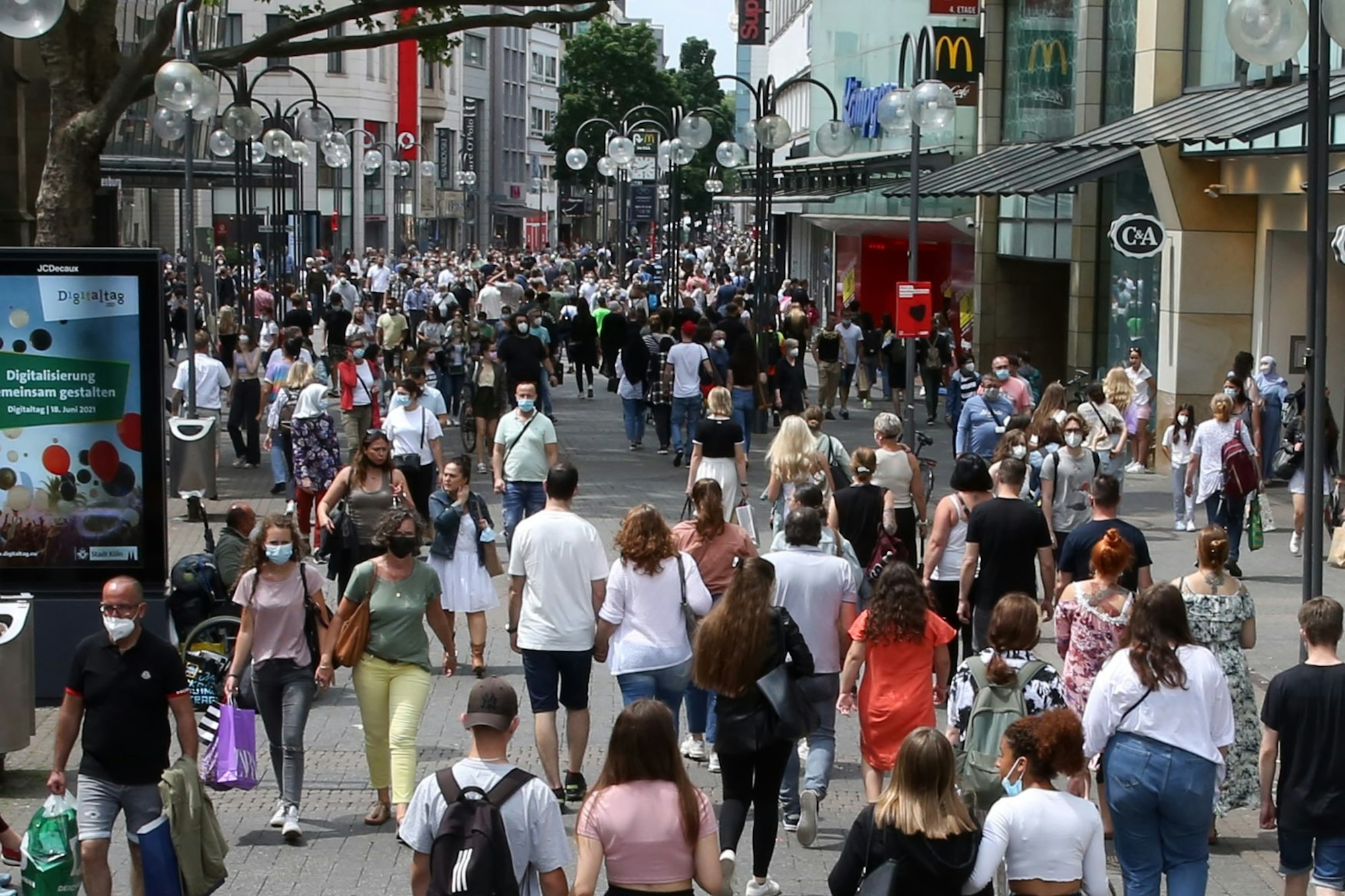 Menschen beim Bummeln in der Schildergasse. Foto: Martina Goyert