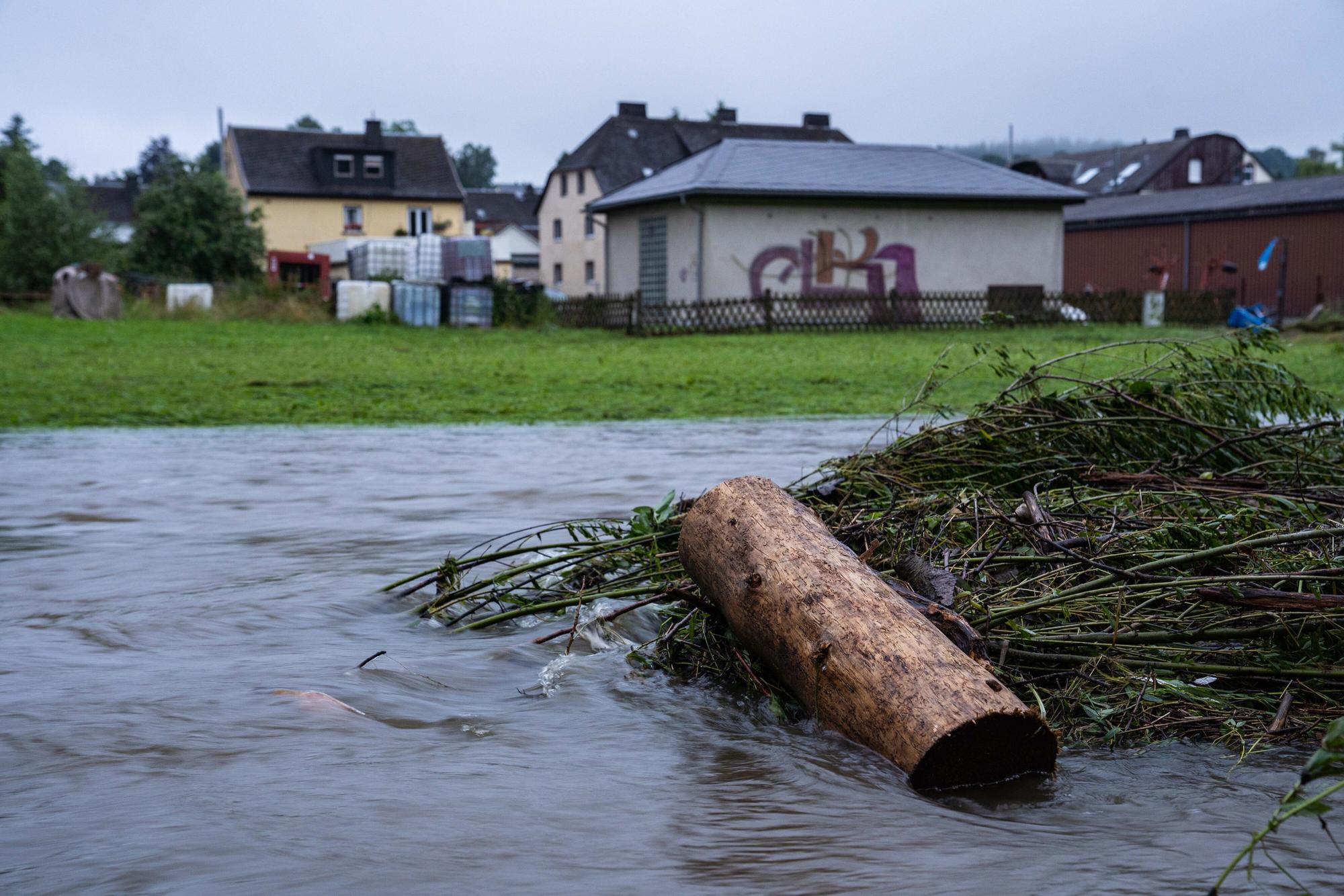 Im Landkreis Hof wurde am Dienstagabend (14. Juli) aufgrund weitreichender Überschwemmungen der Katastrophenfall ausgelöst. Die Selbitz ist durch die starken Niederschläge zu einem reißenden Fluss geworden.
